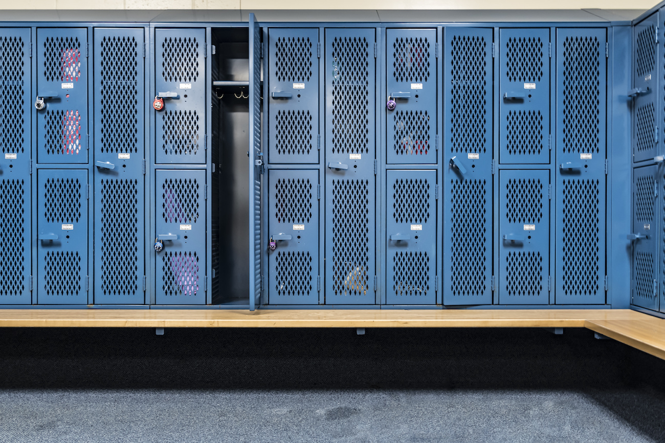 Casier.jpg (Locker room with blue cage lockers)